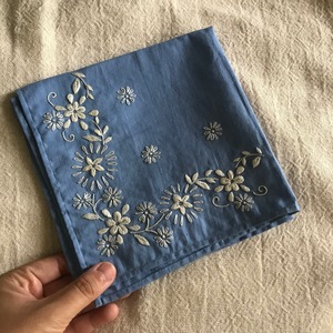 青の刺繍のハンカチ