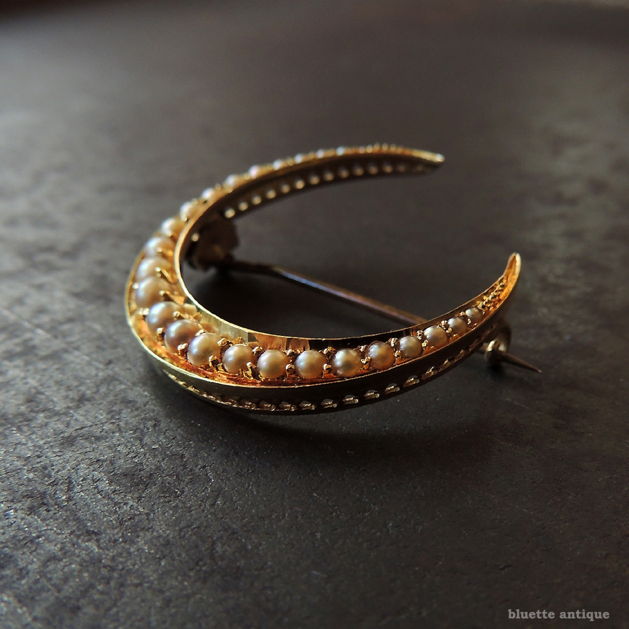 英国アンティークジュエリー 15ctゴールド 真珠 クレセント(三日月)ブローチ(鑑別書付)