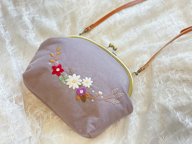 《即納》お花畑のショルダーバッグ 〈ブラウン〉　～手刺繍のがま口バッグ～　| from closet