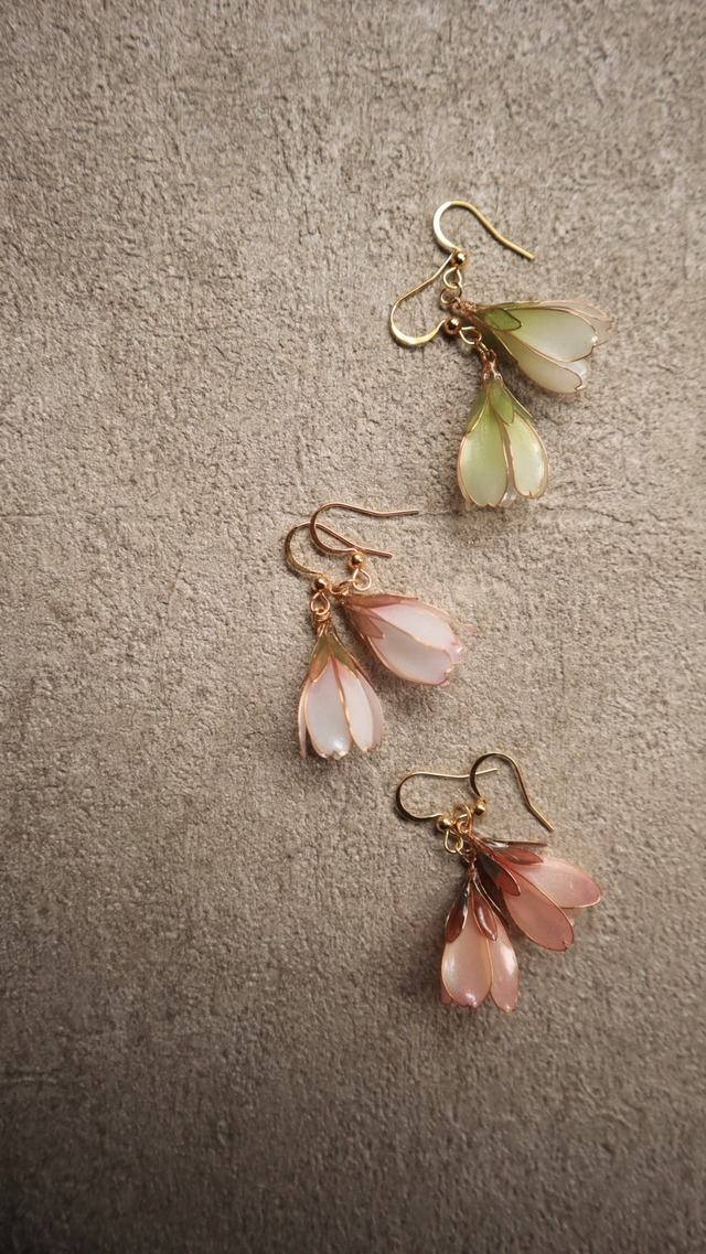 上品な薄緑の桜ピアス/イヤリング