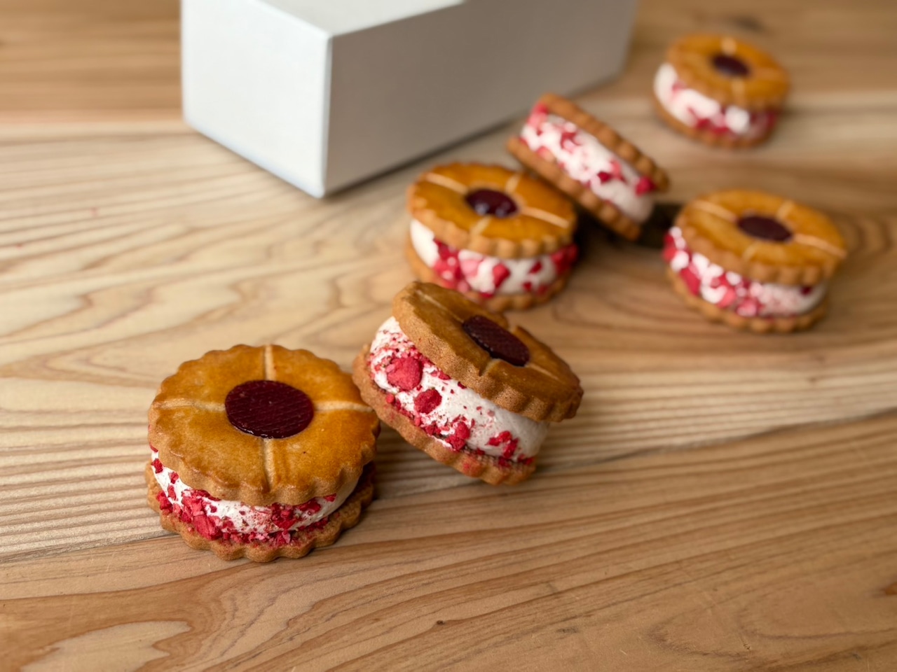 北海道浦幌町ハマナスのバラと苺のフロマージュサンド 画像1