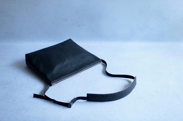 DR SHOULDER BAG 01