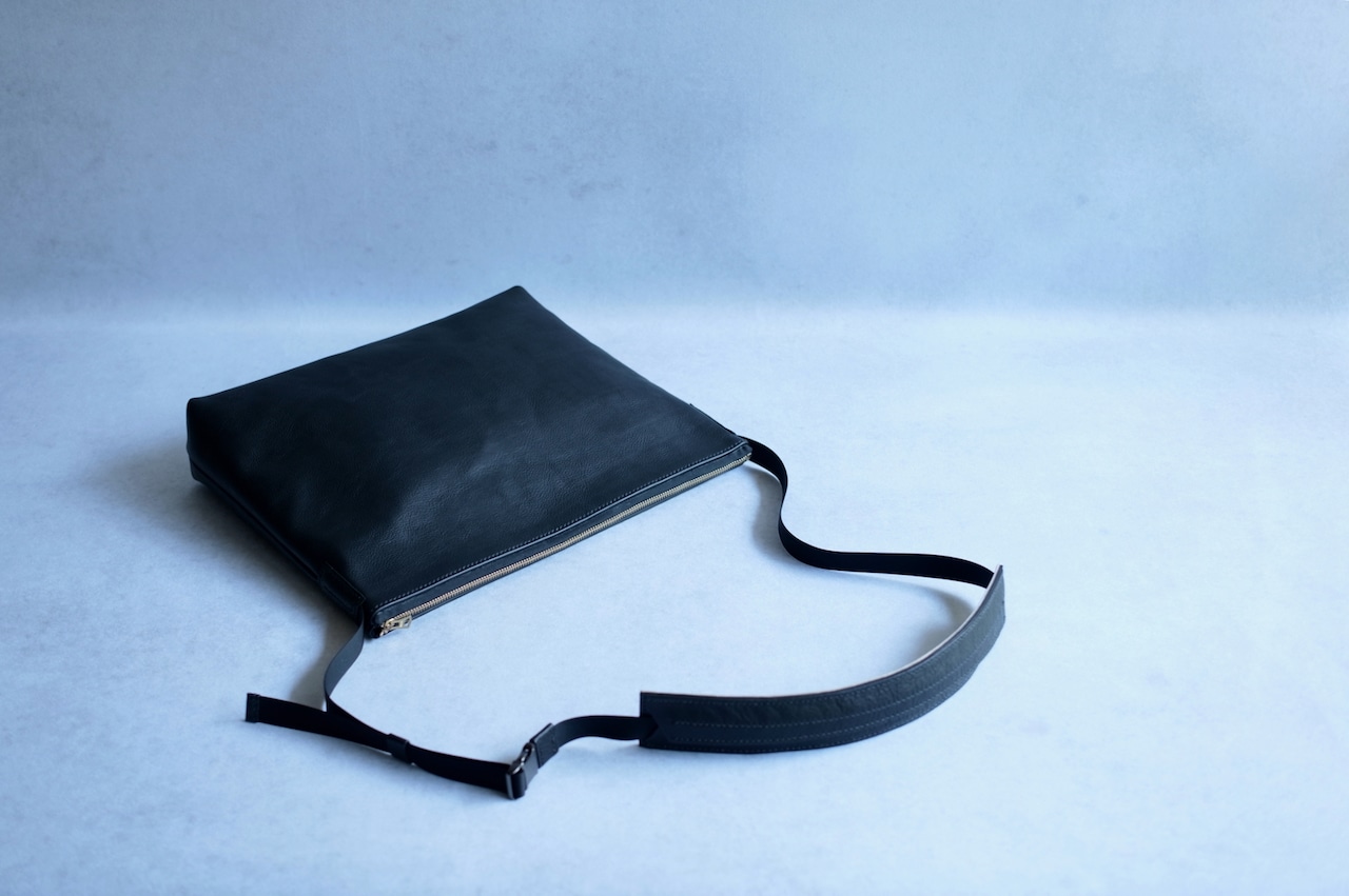 DR SHOULDER BAG 01