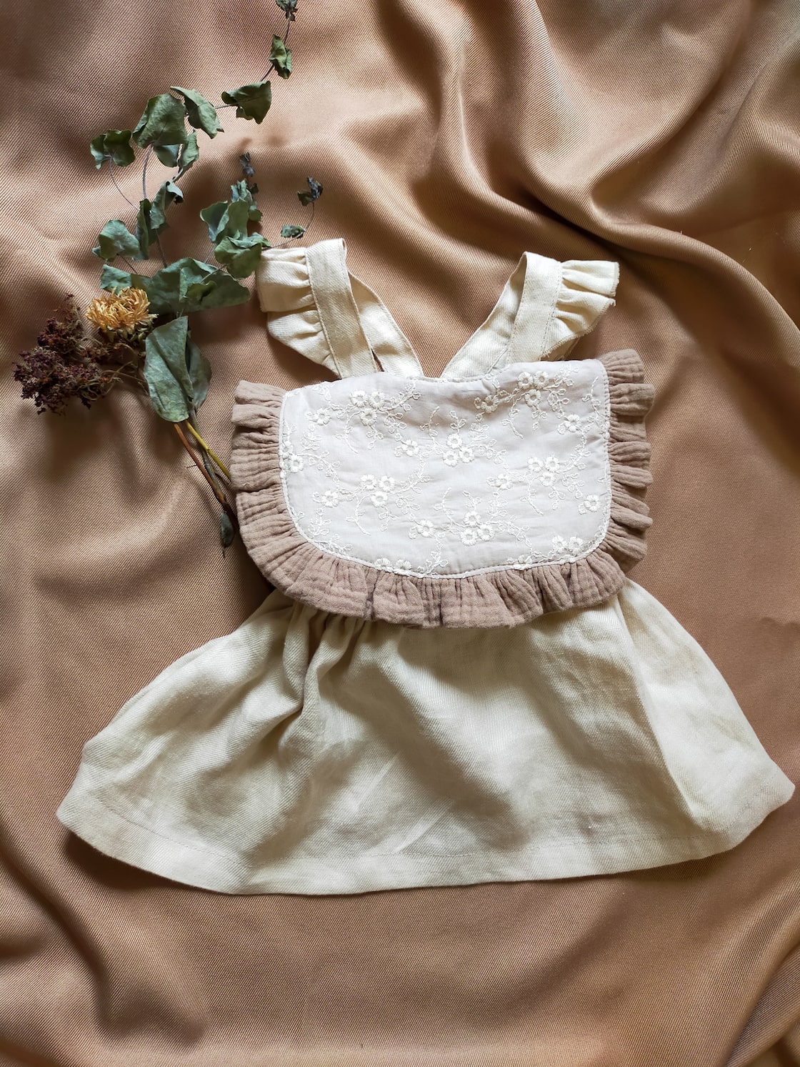 花柄囲みフリルエプロンスタイ／flower embroidery frilled Apron bibs 