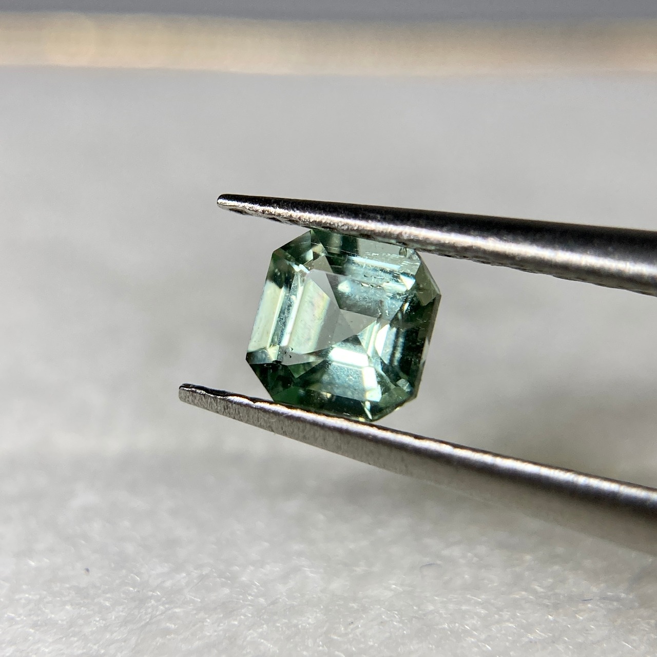 トルマリンの角砂糖  約3.8mm*3.8mm H2.6mm r-0436