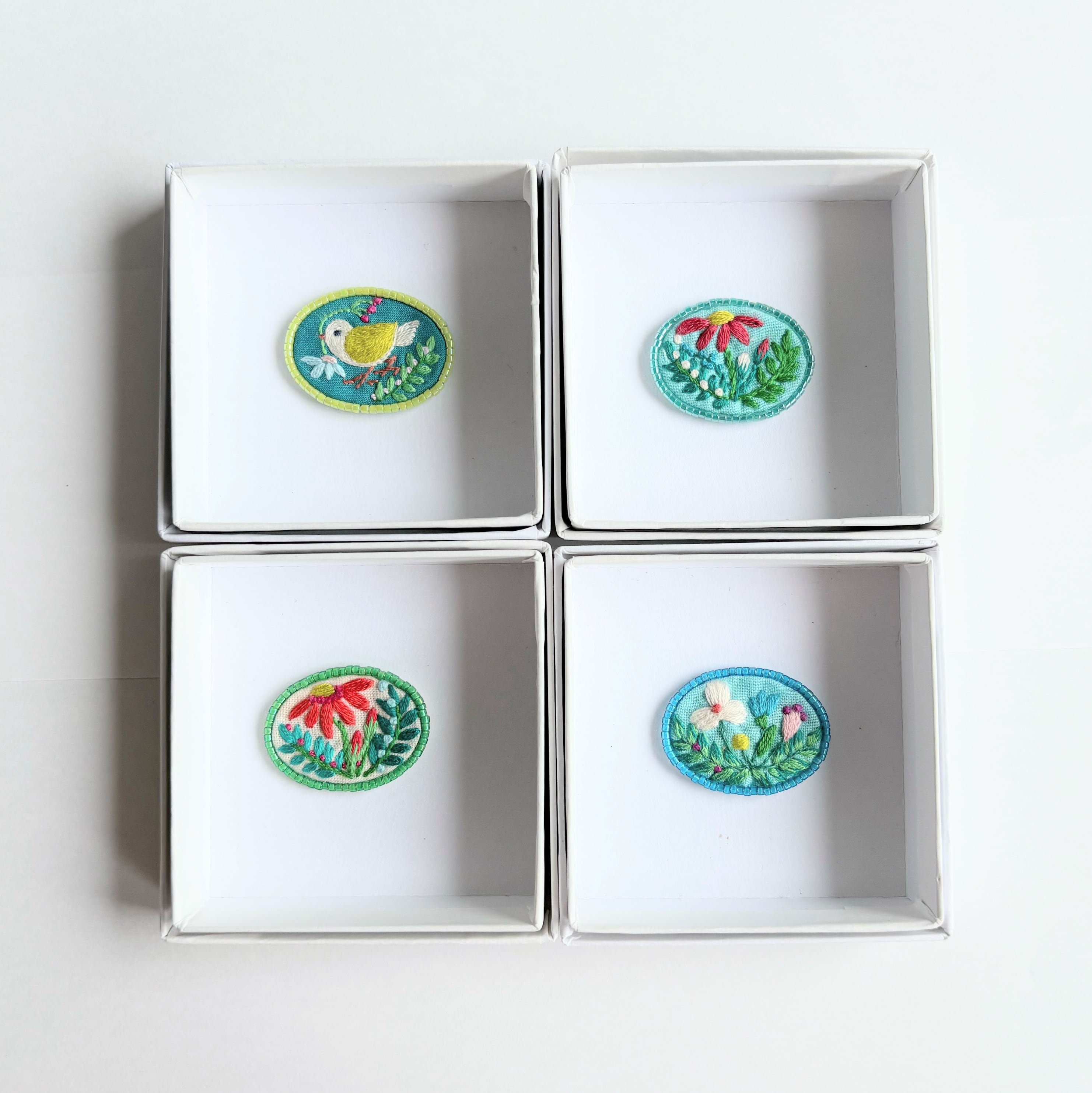 ビーズで飾った草花のミニ刺繍ブローチ【botanical】#387 | j.couture