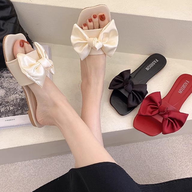 【送料無料】 サンダル 3色 靴 シューズ ローヒール フラットヒール スクエアトゥ 飾り リボン 艶感 エレガント 可愛い 大人可愛い きれいめ シンプル カジュアル シック コンサバ 華やか 大人 上品 おしゃれ 主役級 こなれ感 高見え 高級感 フェミニン 艶 光沢感 無地 夏 レディース 女性用 ママ 20代 30代 40代 デート お出かけ 女子会 お呼ばれ 休日 お茶会 授業参観 垢抜け デイリーユース 普段使い ファッション コーデ スタイル 楽ちん 歩きやすい 定番