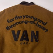 VAN JAC アーチロゴ レタードワッペン 袖革スタジャン LL/キャメル ブラック