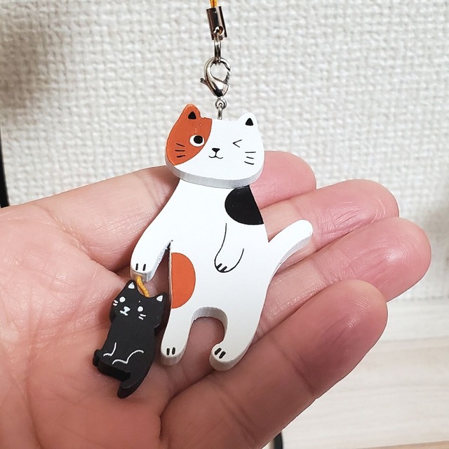 のあぷらす　木製　猫の親子ストラップ(トラ猫・三毛猫・白黒ハチワレ猫)