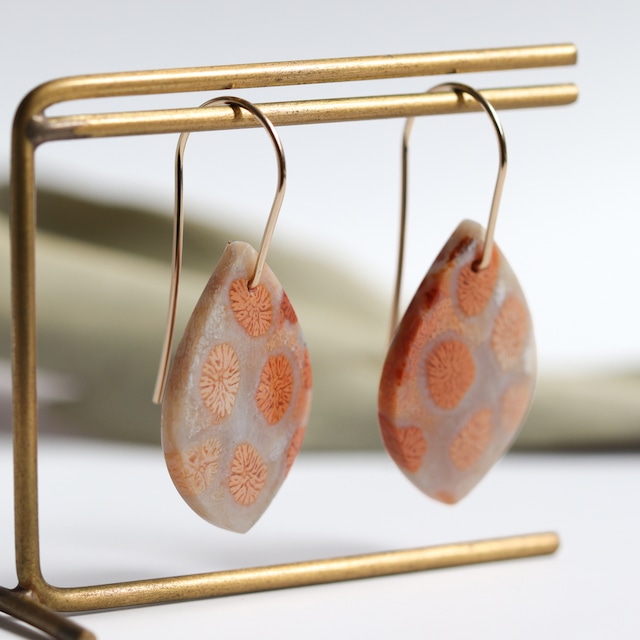 時間を纏う・花模様の天然石ピアス｜フォッシルコーラル 菊目石 ピンク グレージュ 一点もの 14kgf 大人 シンプル 金属アレルギー対応