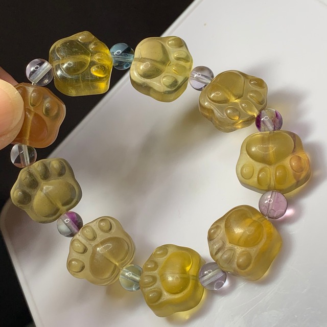 2.可愛いイエローフローライト・肉球ブレスレット