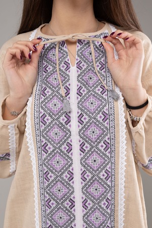 ウクライナ刺繍ヴィシヴァンカ　バルーン袖　手刺繍　麻　レディース・フリーサイズ