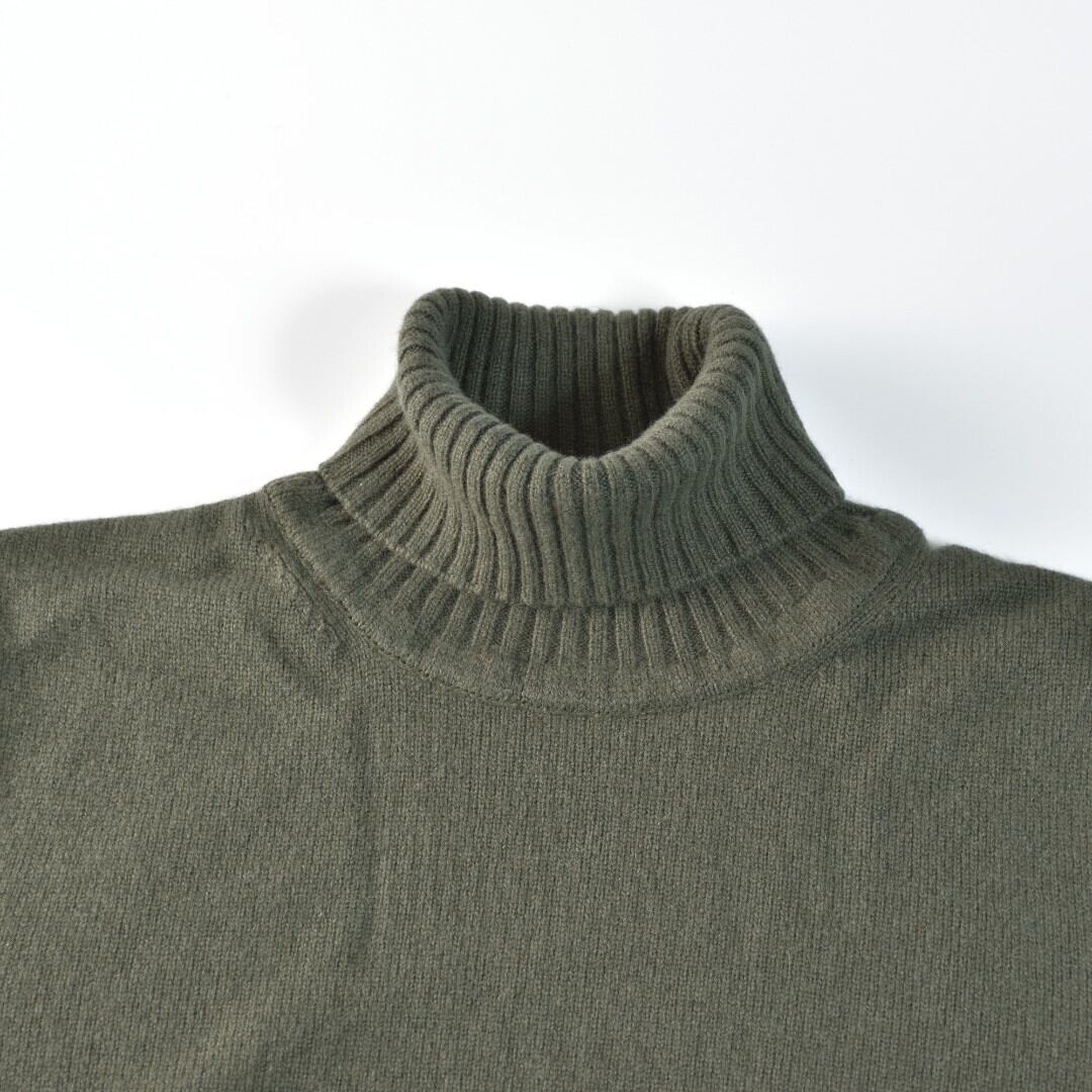 mooncastle ムーンキャッスル カシミア・シルク・ウールタートルネックセーター・モスグリーン 柔らかいラムウールにカシミアとシルクをブレンドしたニットです【送料無料】