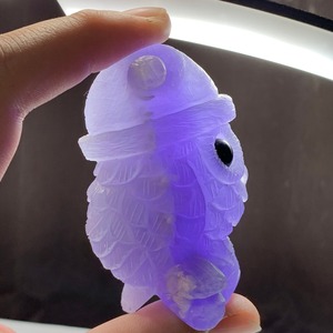 2.帽子をかぶった色合い美しいフローライト・フクロウ