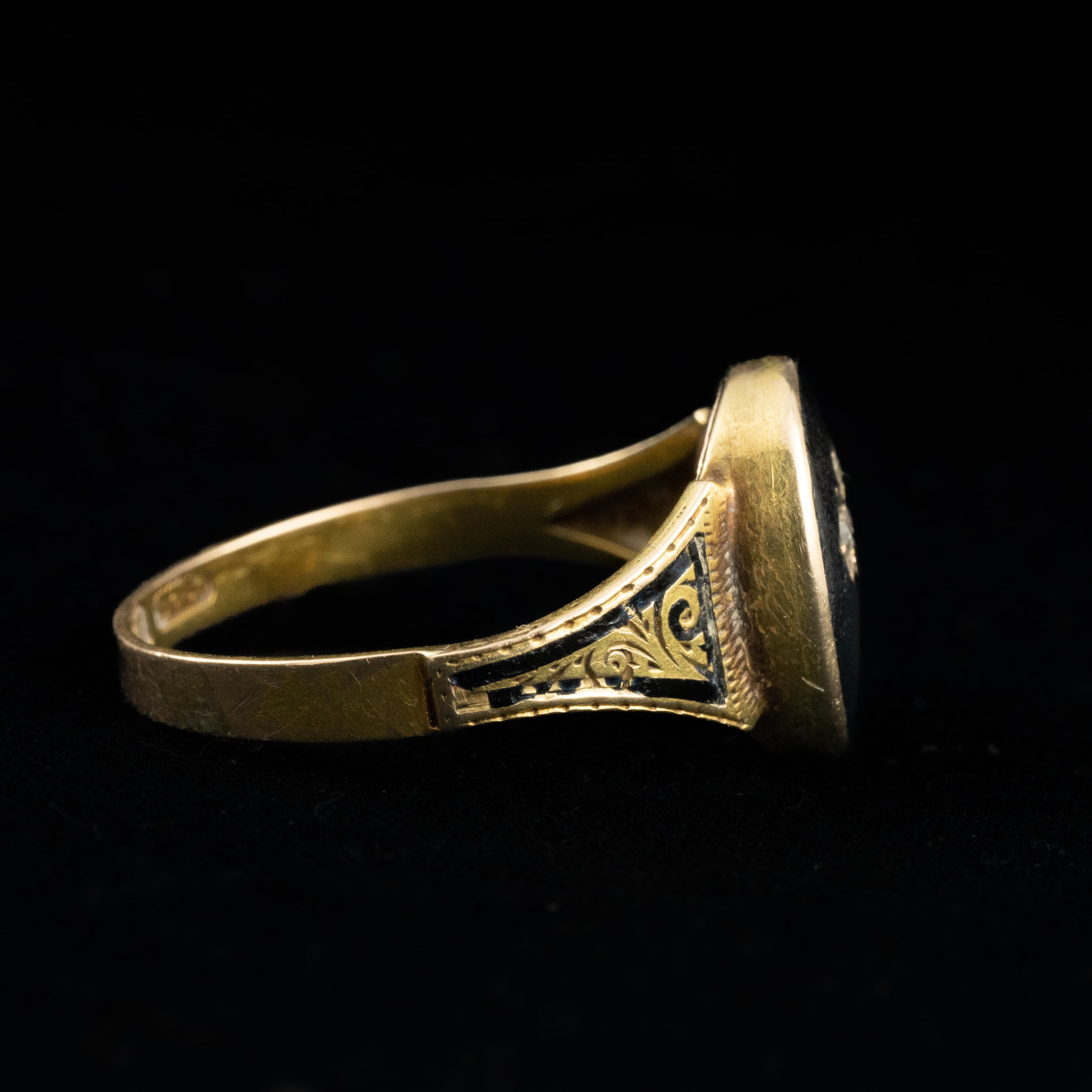 イギリス mourning ringモーニングリング〜十字架とローズカットダイヤ