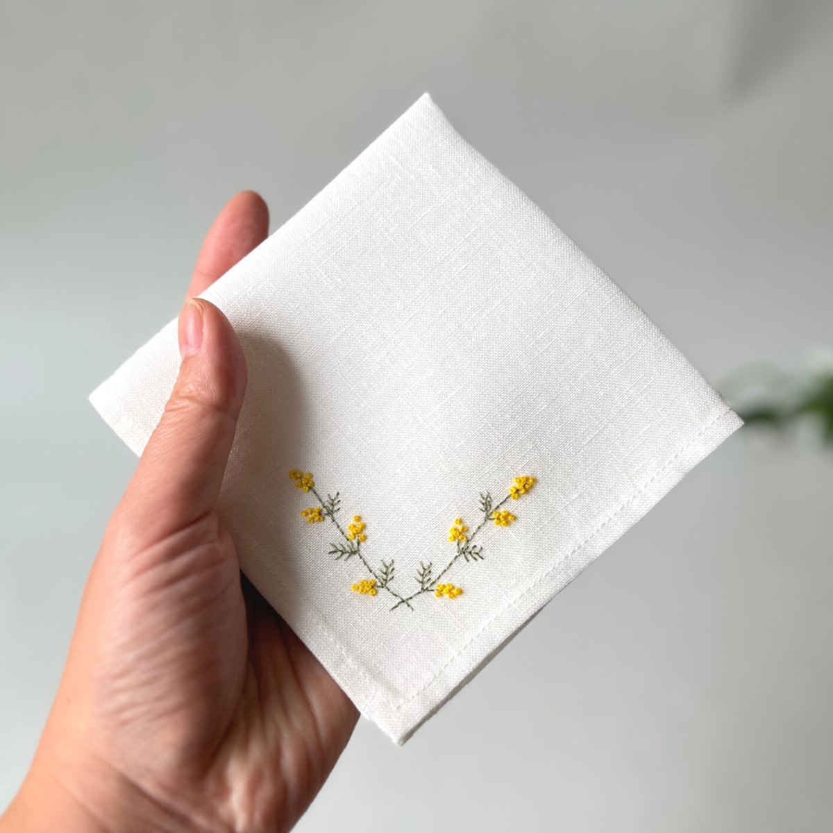 【完売】手刺繍入り　リネンクロス/リネンハンカチ【蝶々と花】 プレミアムver 野に咲くすみれ｜手刺繍＆手仕立てのソフトリネン