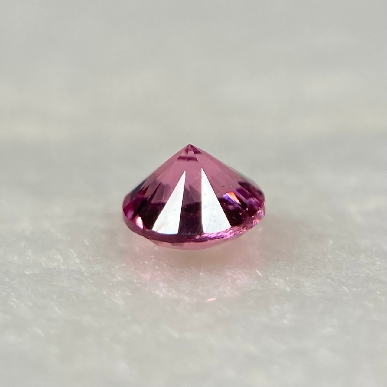 丸いスピネル 赤系 約3.1*2.2mm r-0523