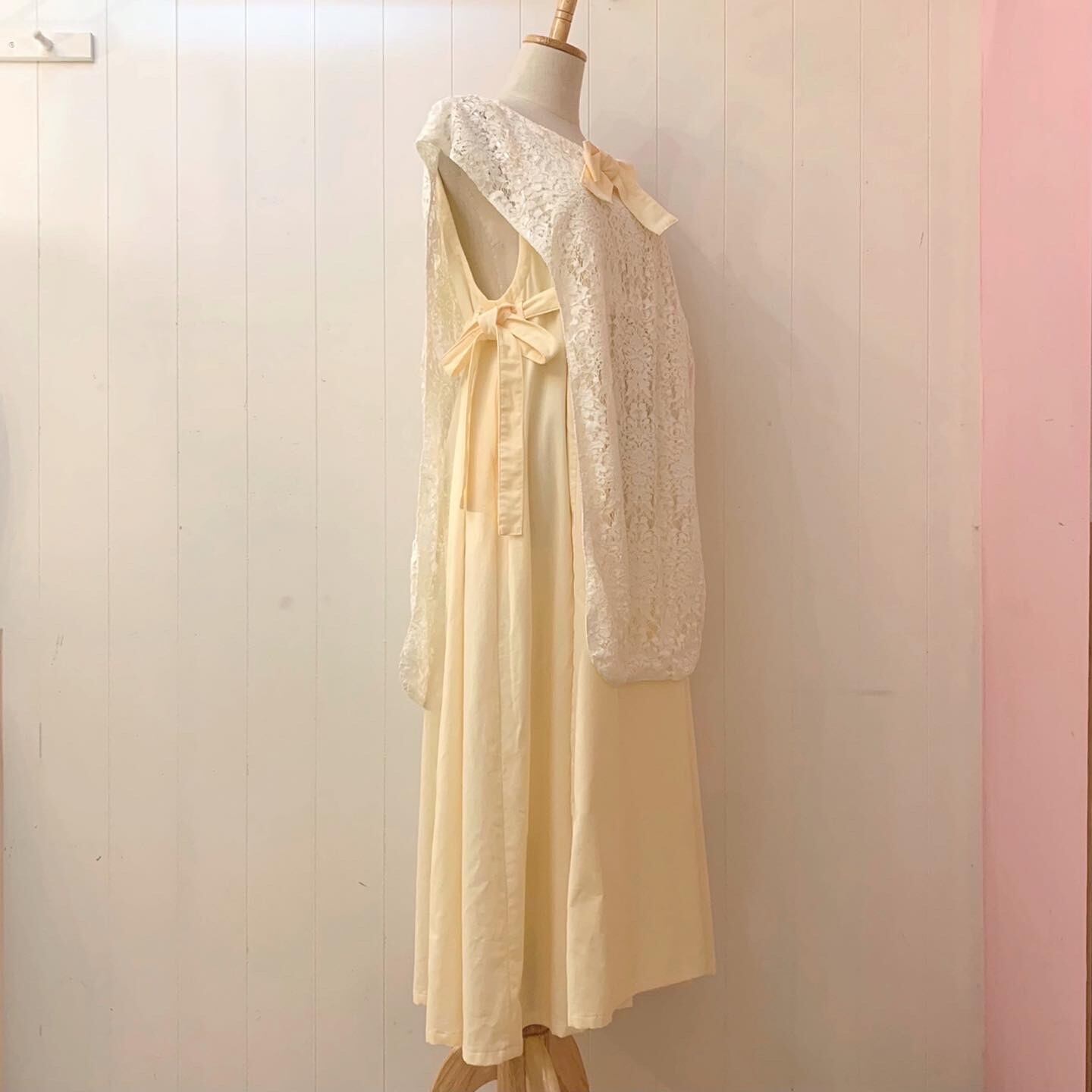 original : landmark jumper skirt / cream × white