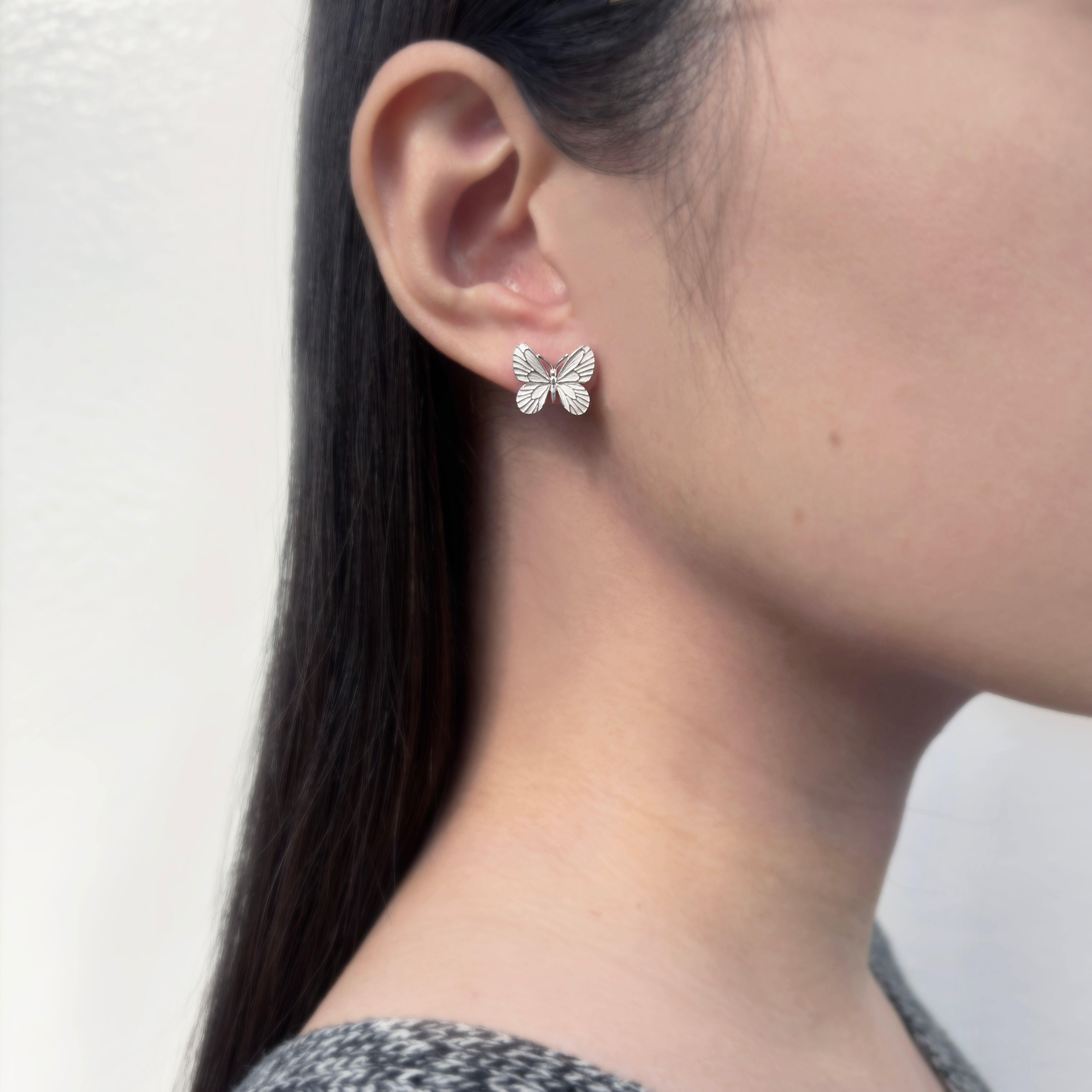 Laura｜ローラ 蝶 ポスト ピアス (SV925) 白仕上げ シルバー 銀