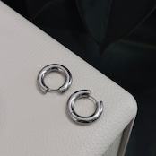 minimal volume hoop pierce/silver