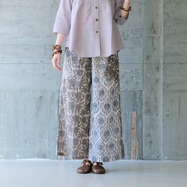 【2026年新色】夏に涼しいワイドフレア◎左右で柄が違うクレイジーパターンパンツ（22s-22）ロング丈 ホワイト