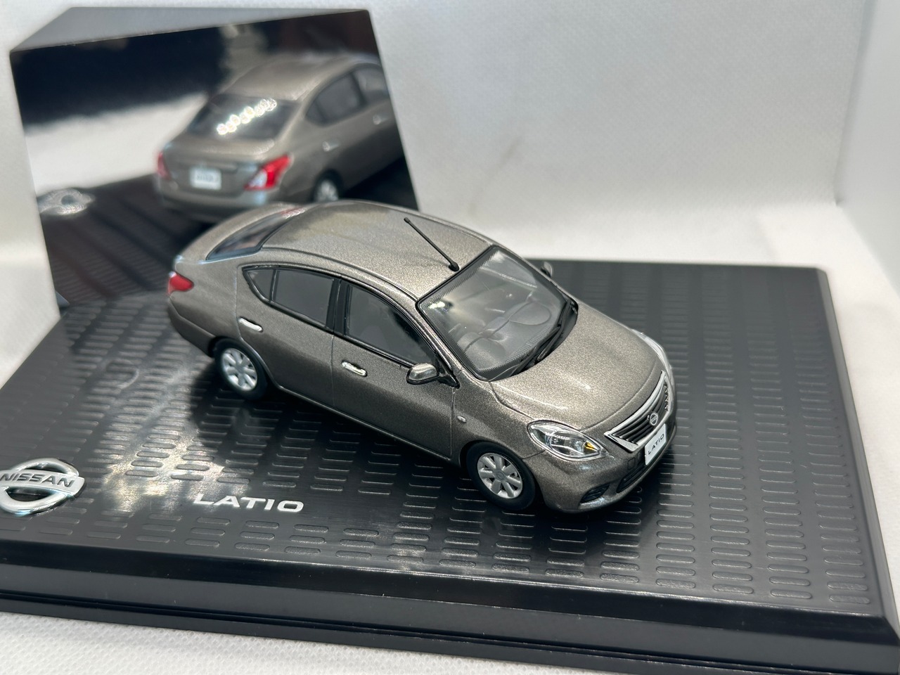 【ディーラー特注】 1/43 日産 ラティーノ N17 (チタニウム グレー)買取品