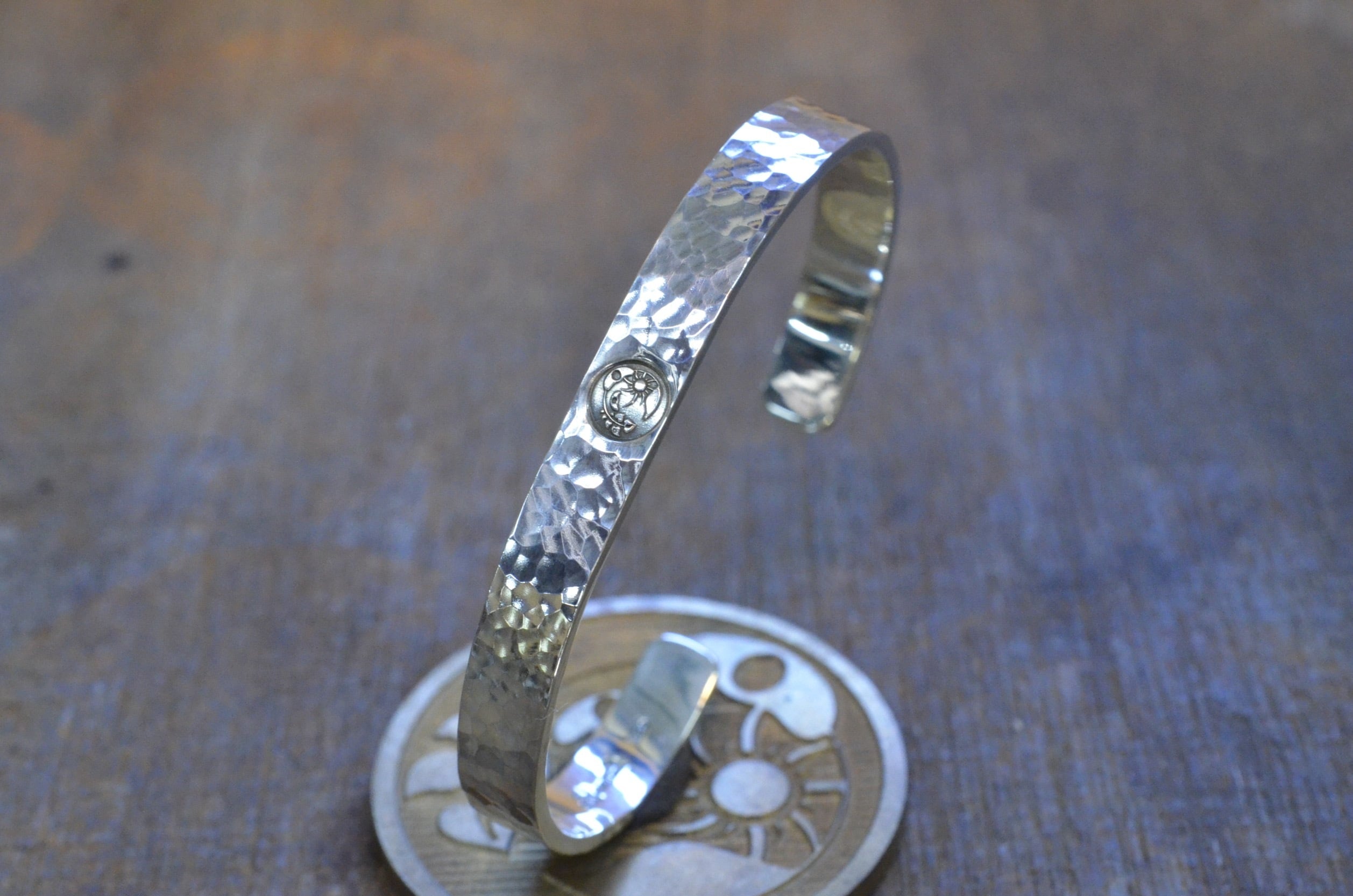Hammmered Logo Bangle- M | 彫金工房アルソミトラ