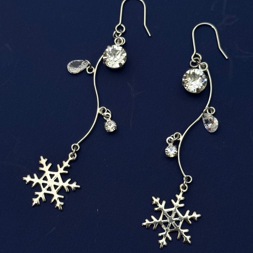 凛と輝く冬の結晶ピアス／イヤリング イヤーカフ　クリスマス