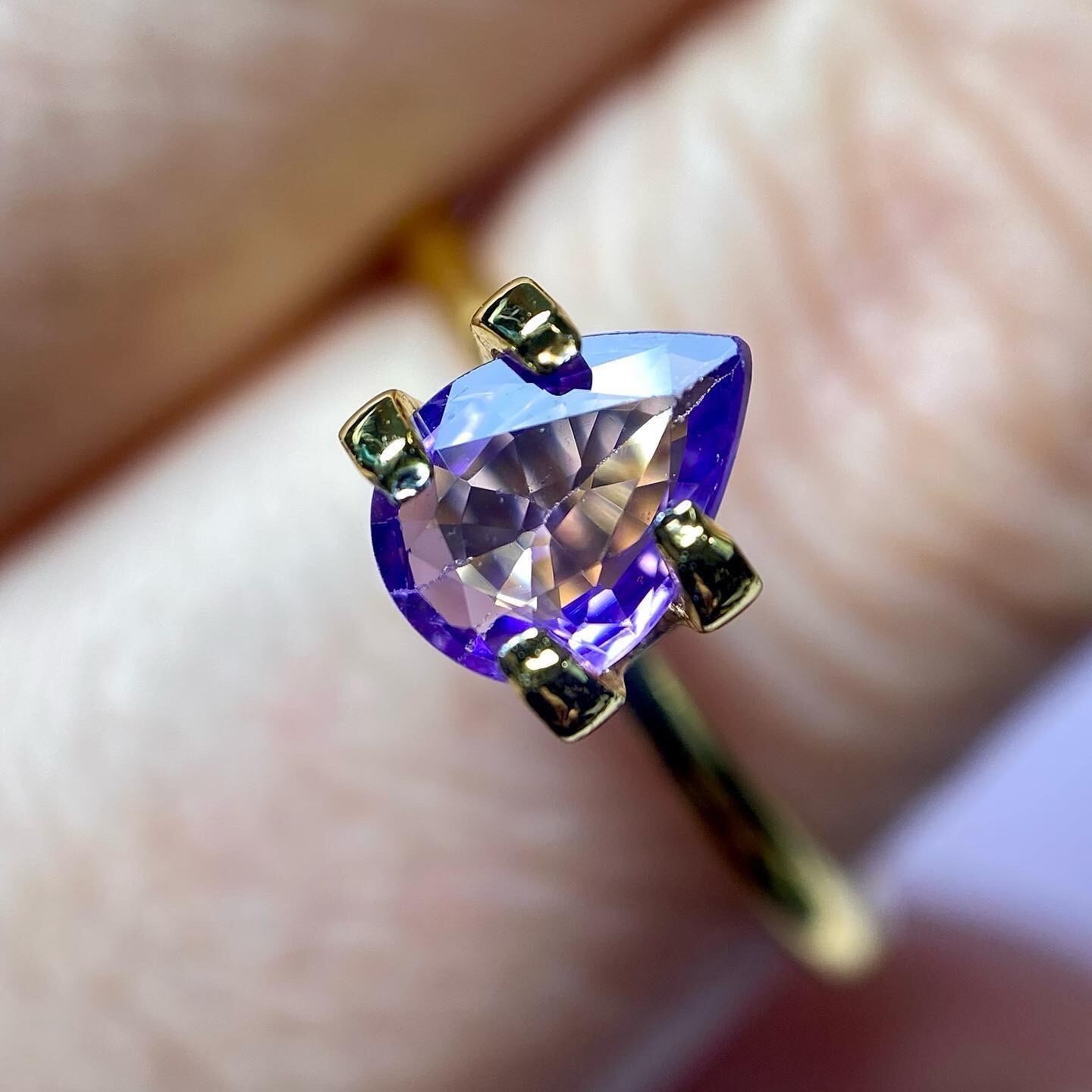 儚くも鮮やかなバイオレットサファイア