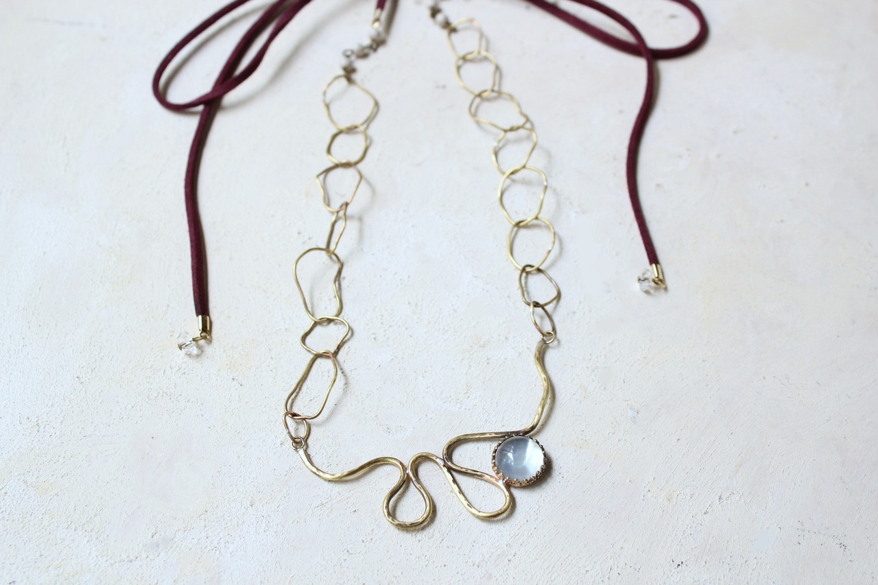 真鍮のぐねぐねネックレス　シェル/クリスタル/北投石
