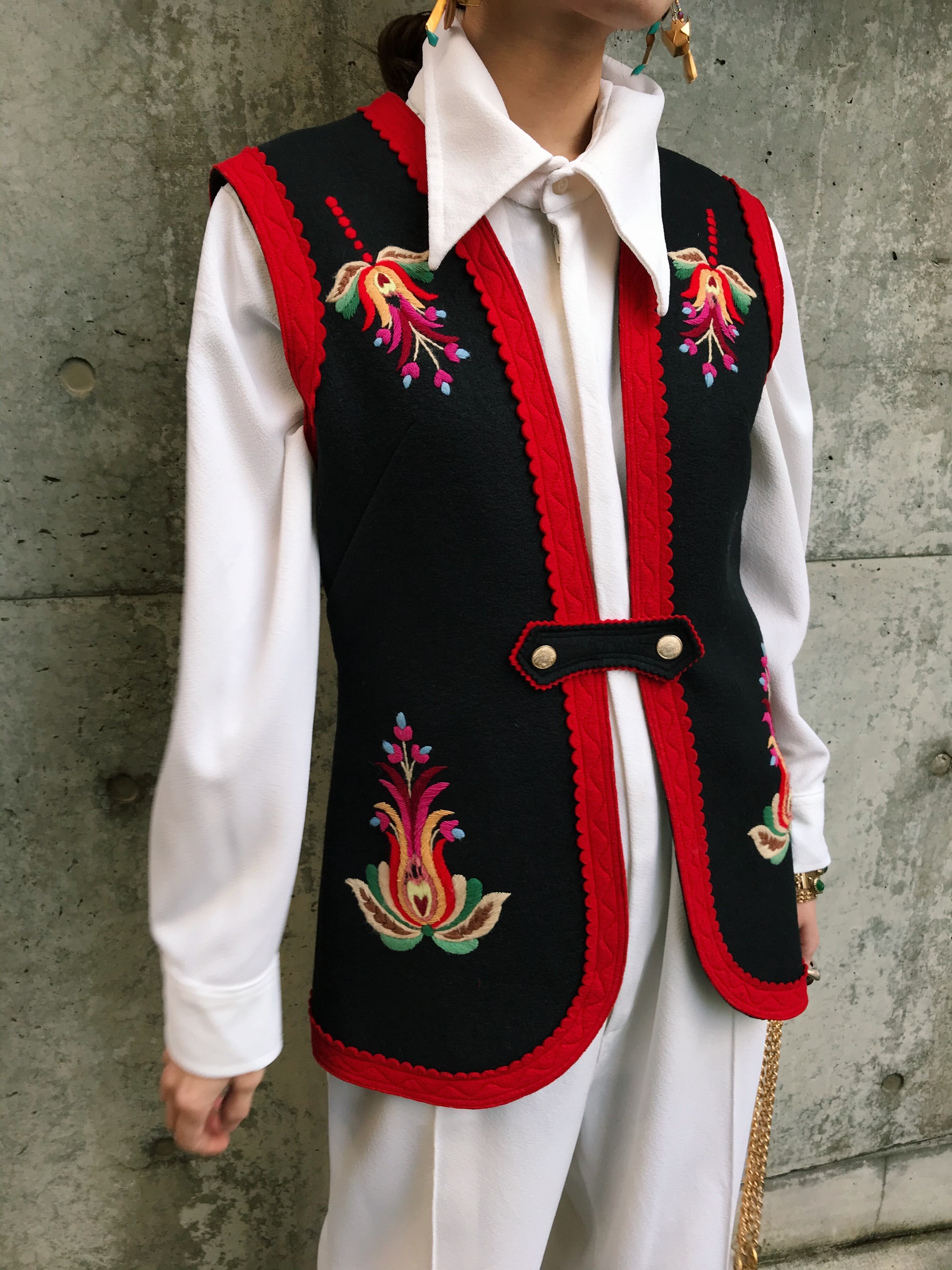 Vintage Austria black × red felt embroidery vest )ヴィンテージ オーストリア ブラック × レッド 花柄 刺繍 フェルト ベスト )
