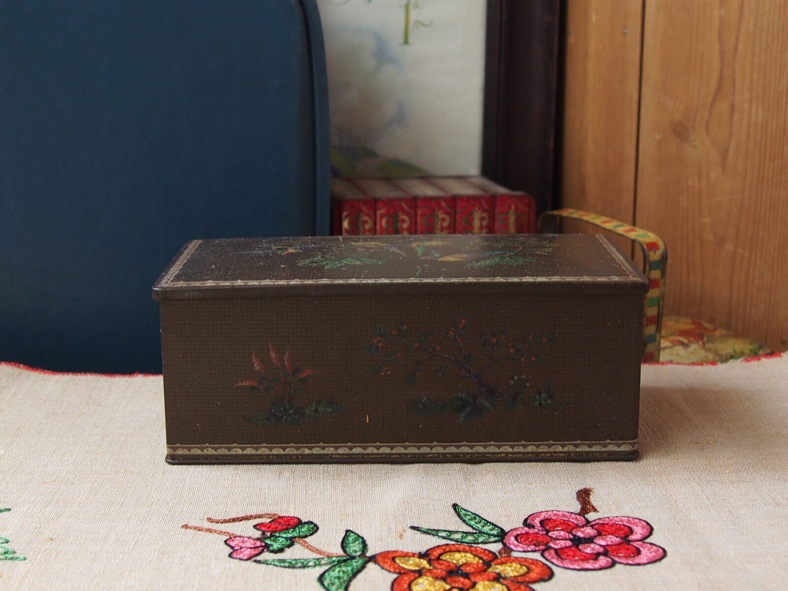 イギリスアンティーク ビスケット缶 BISCUIT TIN | Bonny Bee