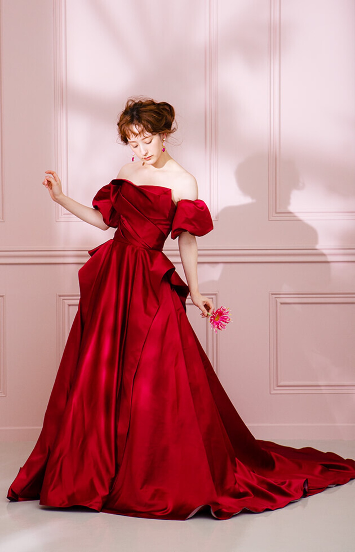 カラードレス ボルドー色 光沢サテン パフスリーブ 編み上げ デザイン  