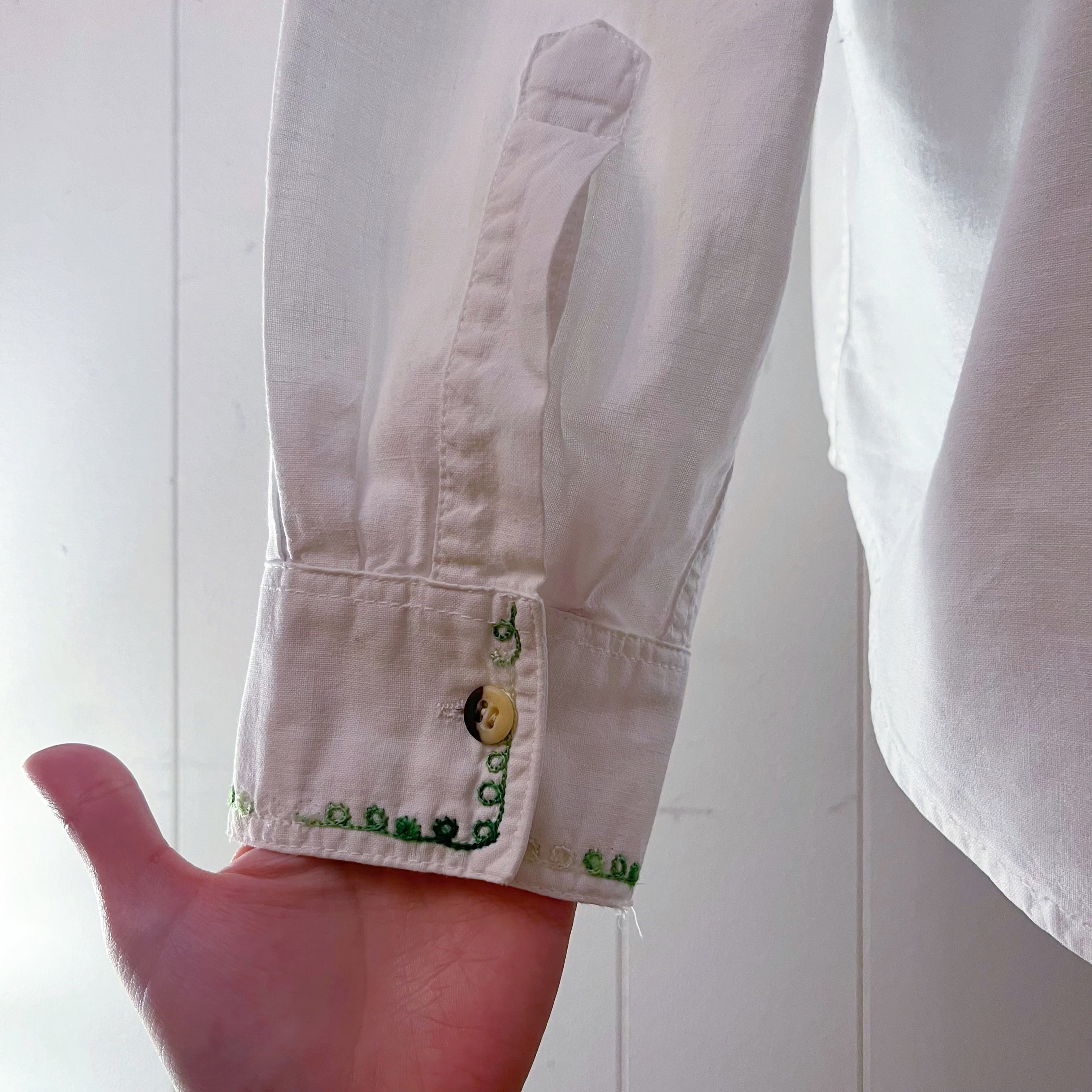 clover embroidery white shirt