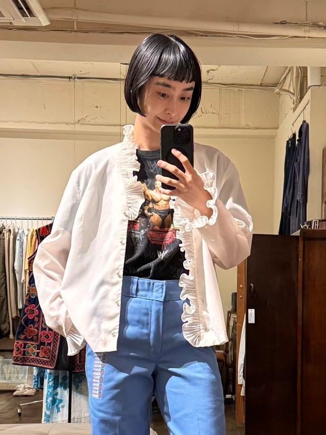 Style Rite パールボタンホワイトフリルブラウス