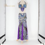 ベリーダンス オリエンタル 衣装 上下セット パープル系 トップス スカート アーム飾り 腕飾り 頭飾り 紫 青 スパンコール ビーズ 鮮やか 華やか 装飾 豪華 ダンス衣装 キラキラ イベント ステージ ブルー系 シルバー系