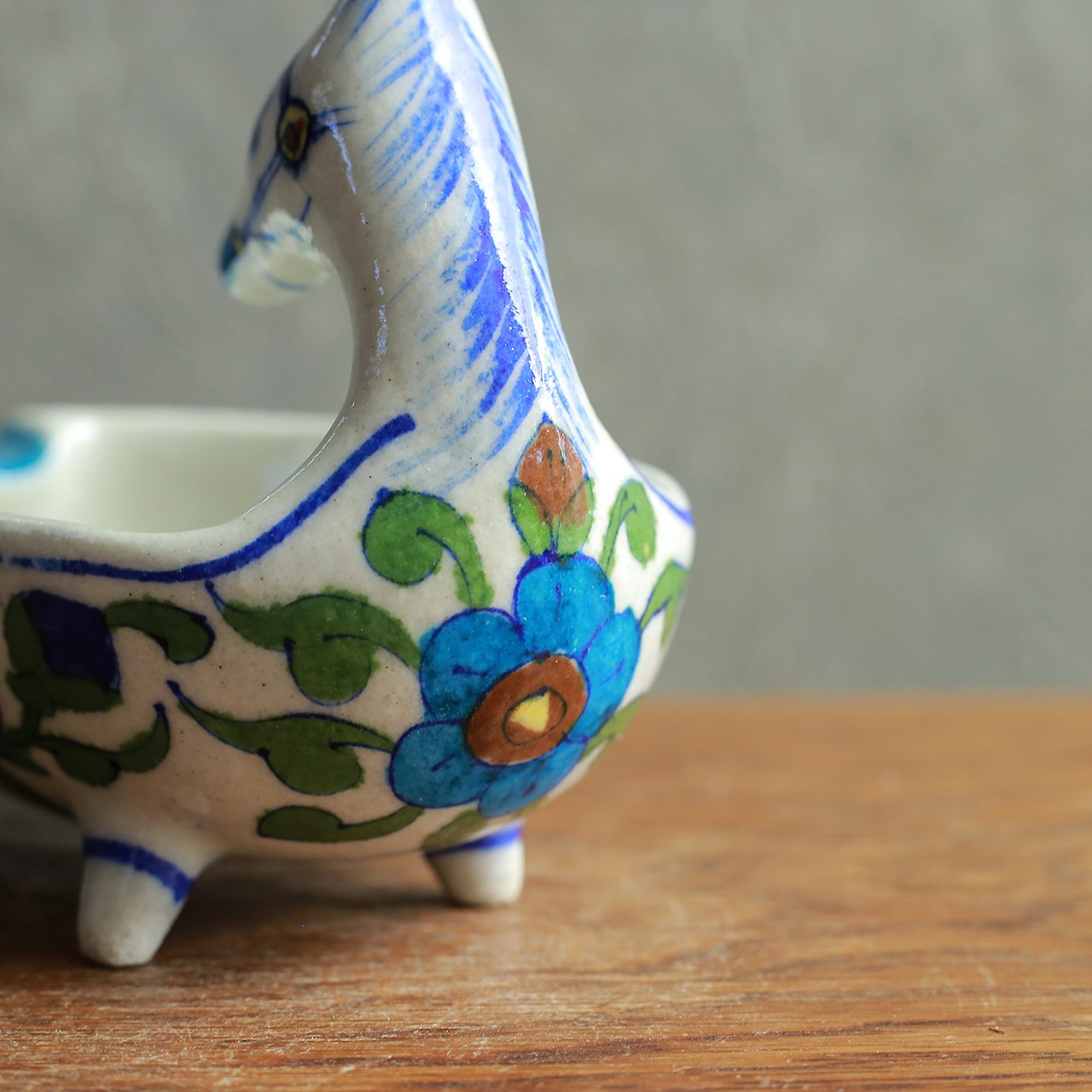 鮮やかなブルーが目を引く、馬の灰皿 1