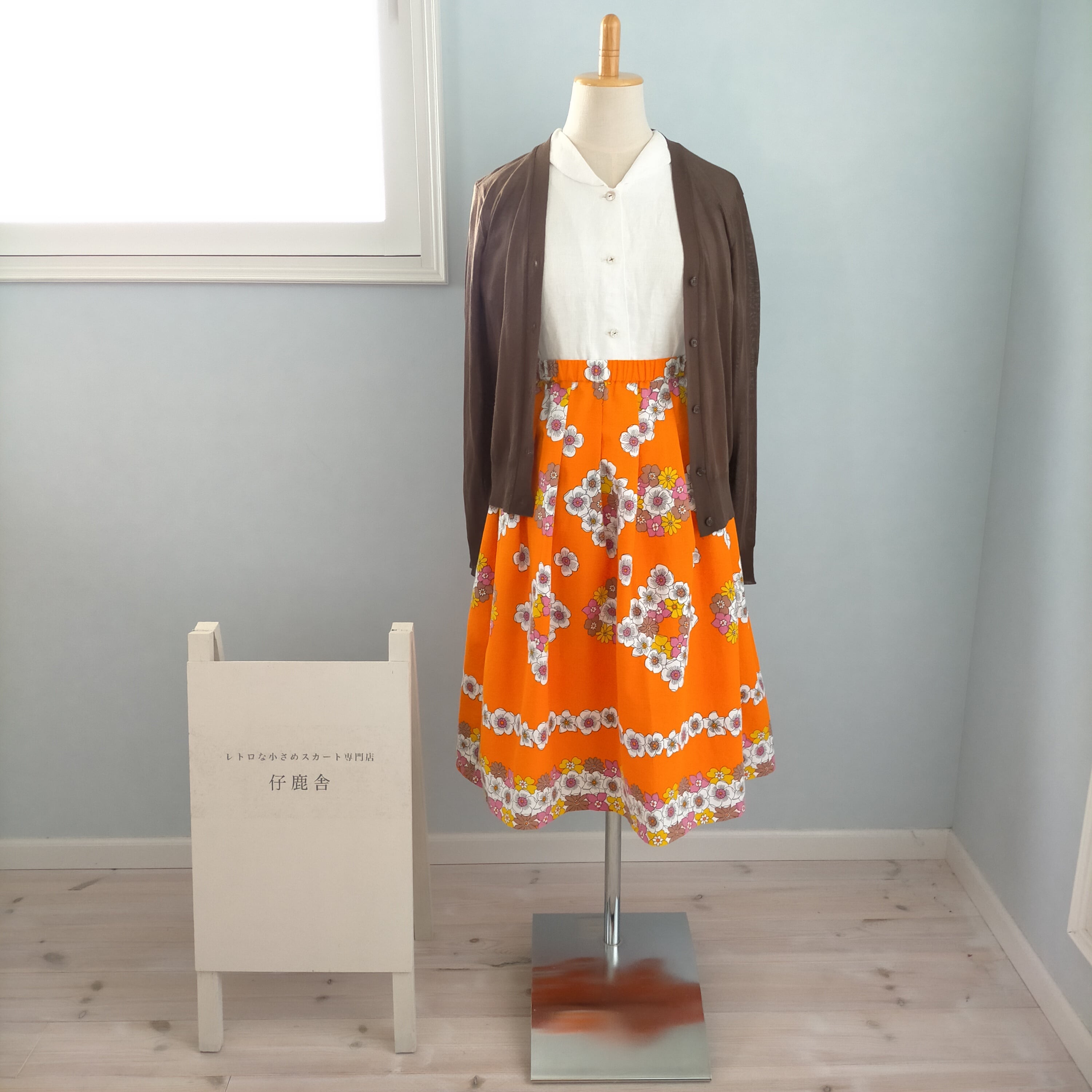 ドイツヴィンテージ生地 鮮やかオレンジ×花柄のレトロなスカート S