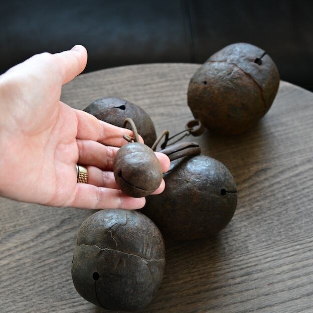 51313】400年前の鈴 / iron bells (400 years ago) | 古道具・器