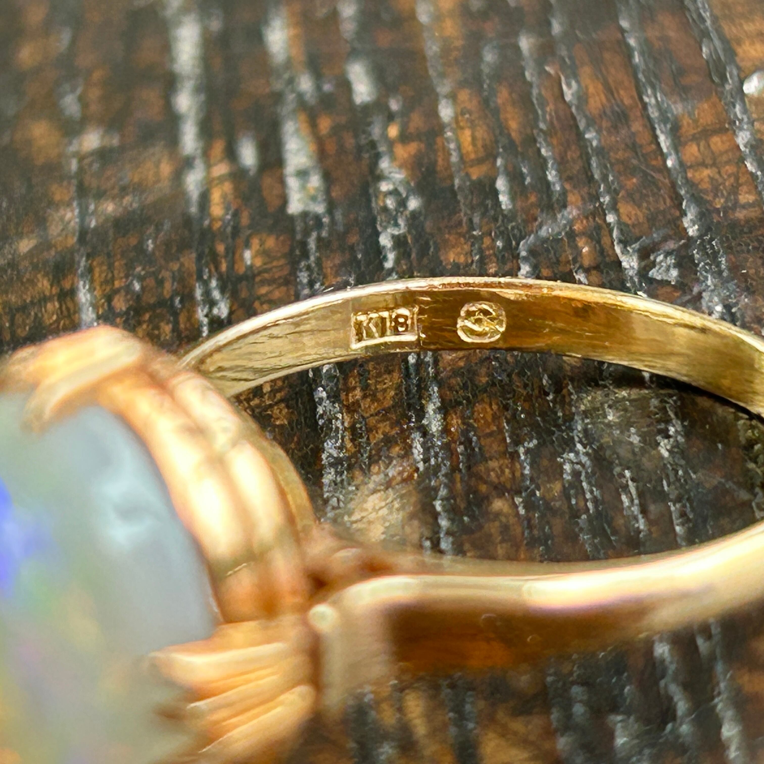 ヴィンテージ　K18　千本すかし端正なホワイトオパールのリング