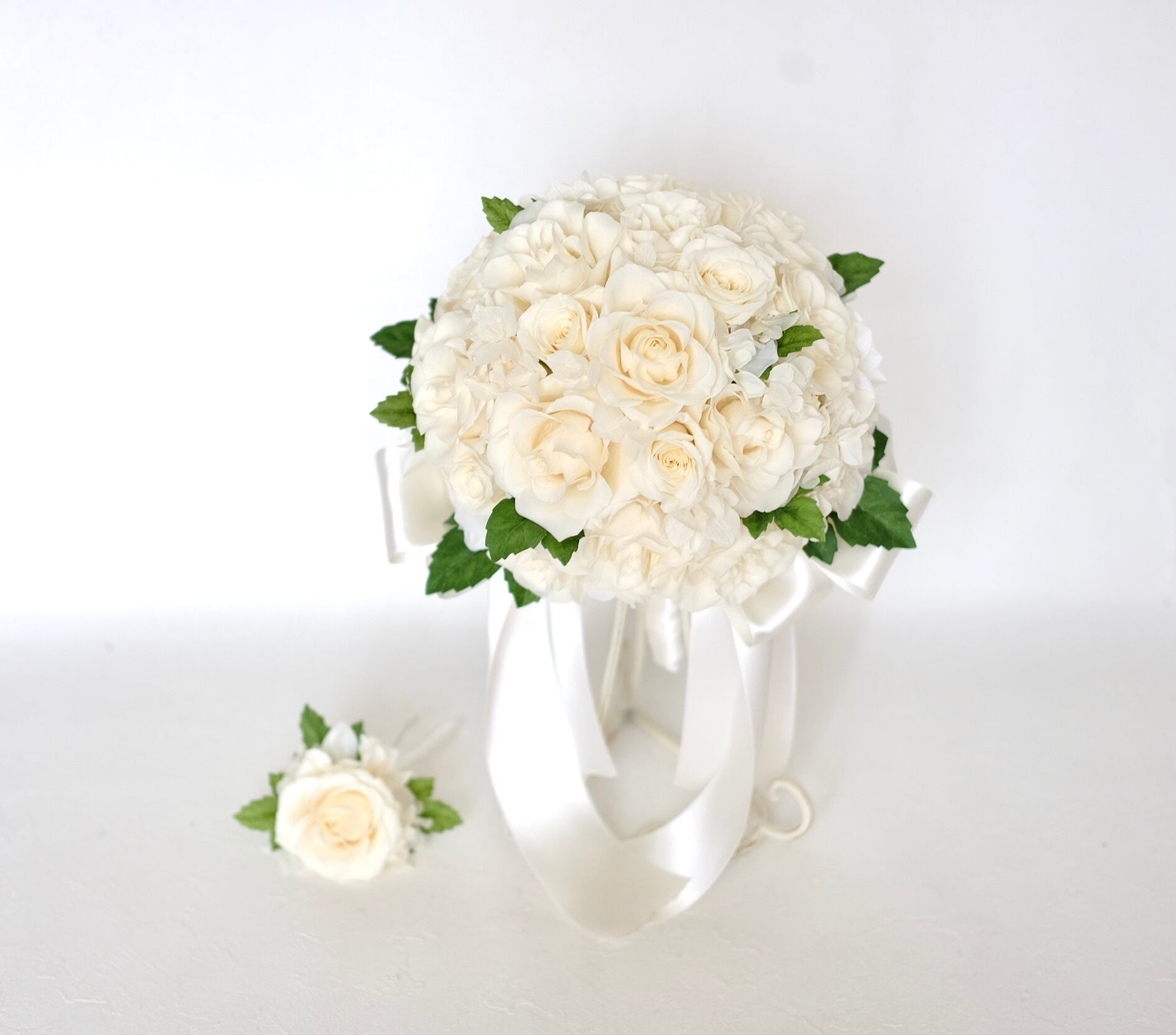 ケース付き】プリザ白バララウンドブーケ | ブライダルフラワー専門店