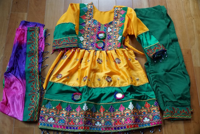 キッズ　パキスタン伝統服３点セット（黄＋緑）　03
