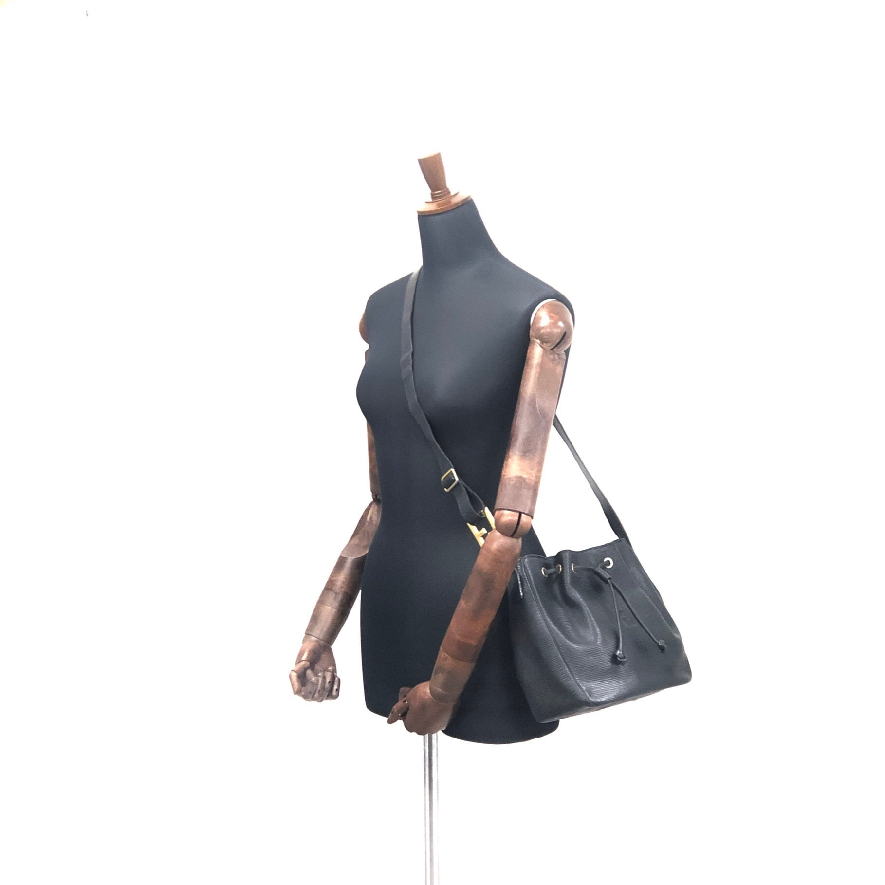 FENDI フェンディ FF型押し エンボスレザー 巾着 ショルダー FENDI フェンディ FF型押し エンボスレザー 巾着 ショルダー