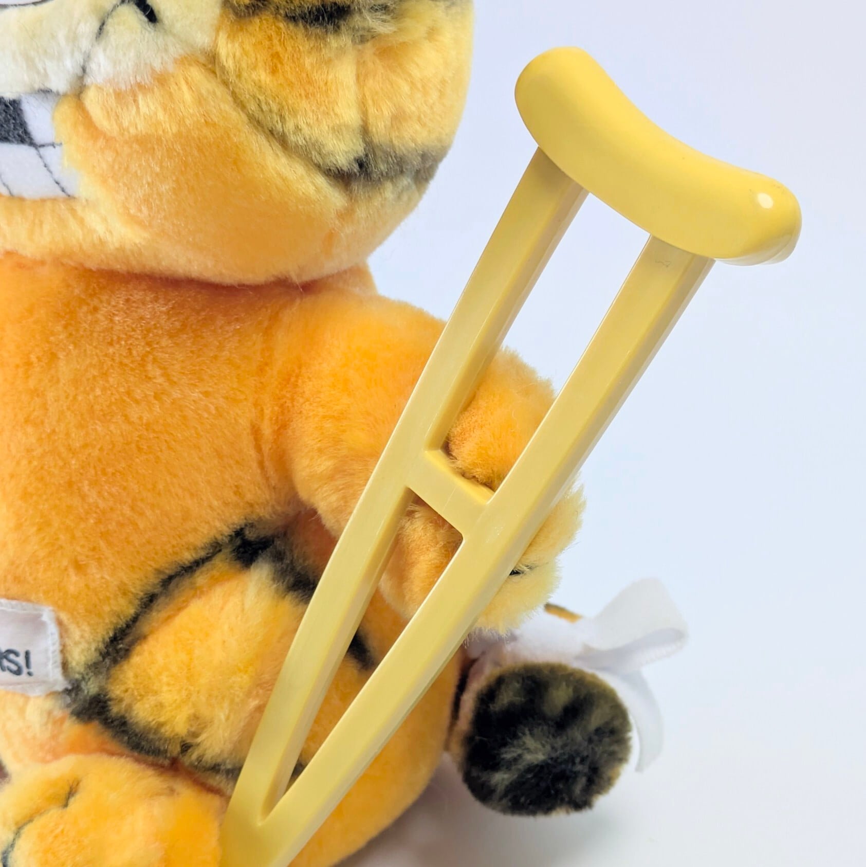 ☆ VINTAGE 1980年代初期 ☆【 Garfield ( ガーフィールド ) 】『 I DON'T NEED THIS! 』松葉杖ガーフィールド / ぬいぐるみ プラッシュ plush 1980年代年製 〚アメリカン雑貨 アメトイ〛