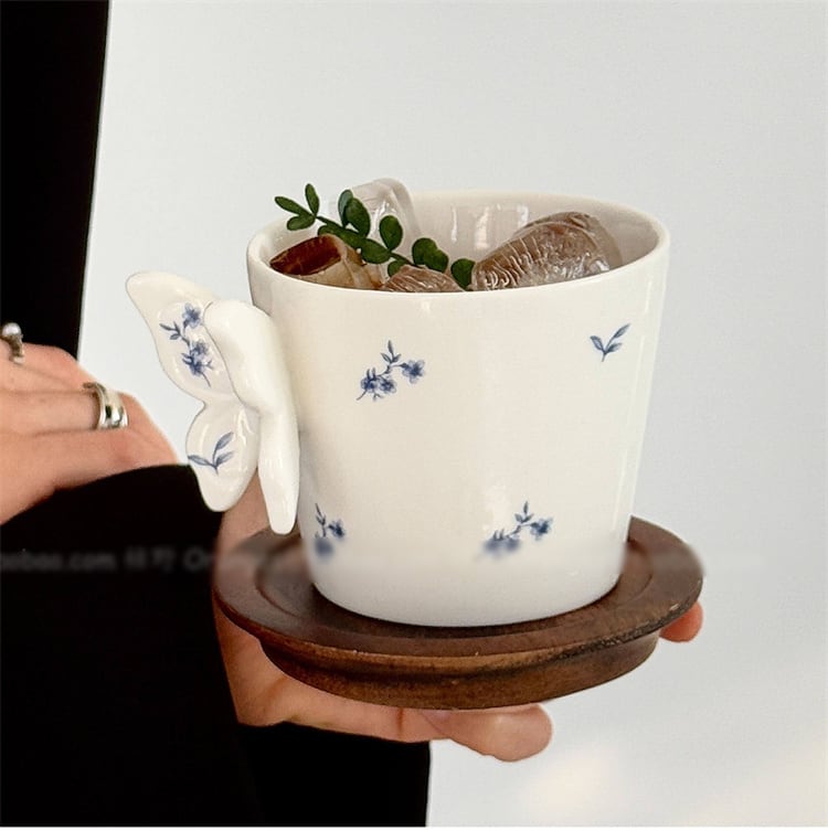 立体蝶アクセント陶器マグ 小花柄手作り320ml ギフト向けラテカップ