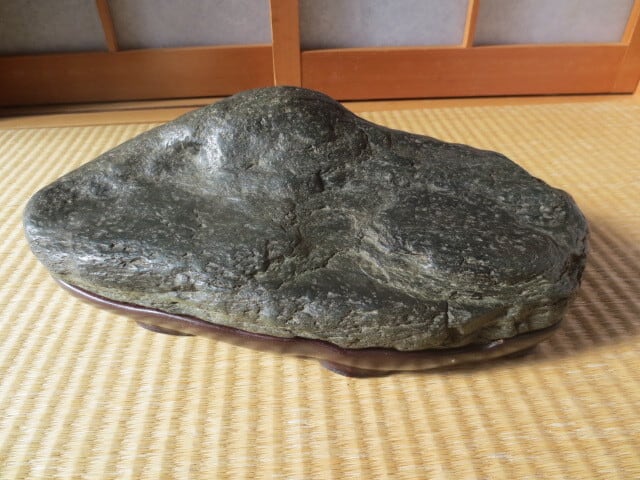 TK/023 八瀬巣立真黒石 洞門石 水石 時代石 幅16センチ | suiseki