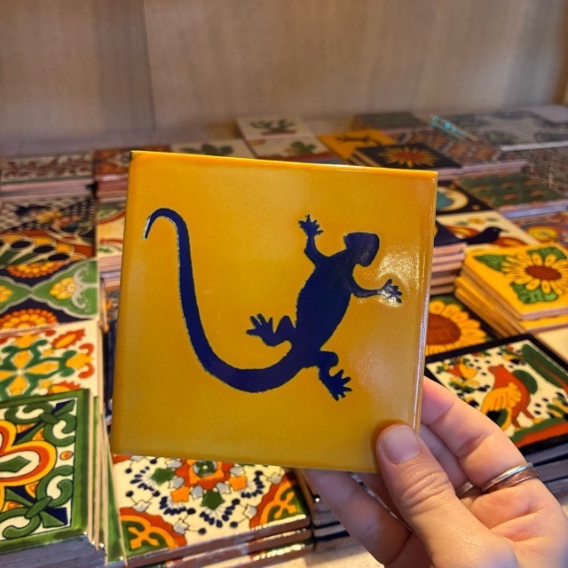 Mexico Talavera tile　メキシコタラベラタイル　013　トカゲ　リザード　イエロー　ネイビー　10cm　コースター　鍋敷き　DIY　モザイクタイル　柄タイル　室内壁　室外壁　デザインタイル　レトロ　アートタイル　ハンドメイド