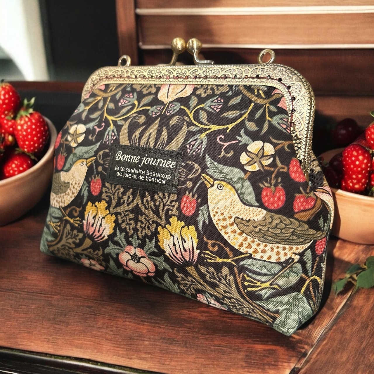 ［William Morris］がま口ポーチ　ウィリアムモリス　いちご泥棒