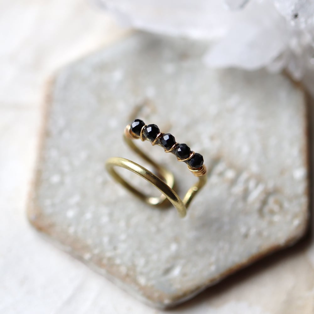 Sサイズ】ブラックスピネルの2連イヤーカフ | witch/花石:鉱物植物