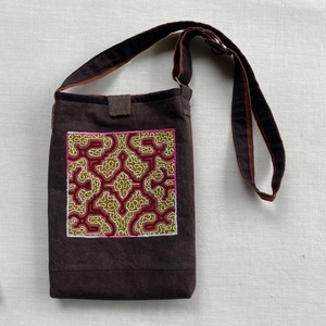 泥染め豪華刺繍タブレットケース　22x29cm マグネットホック付き　シピボ族の泥染め　